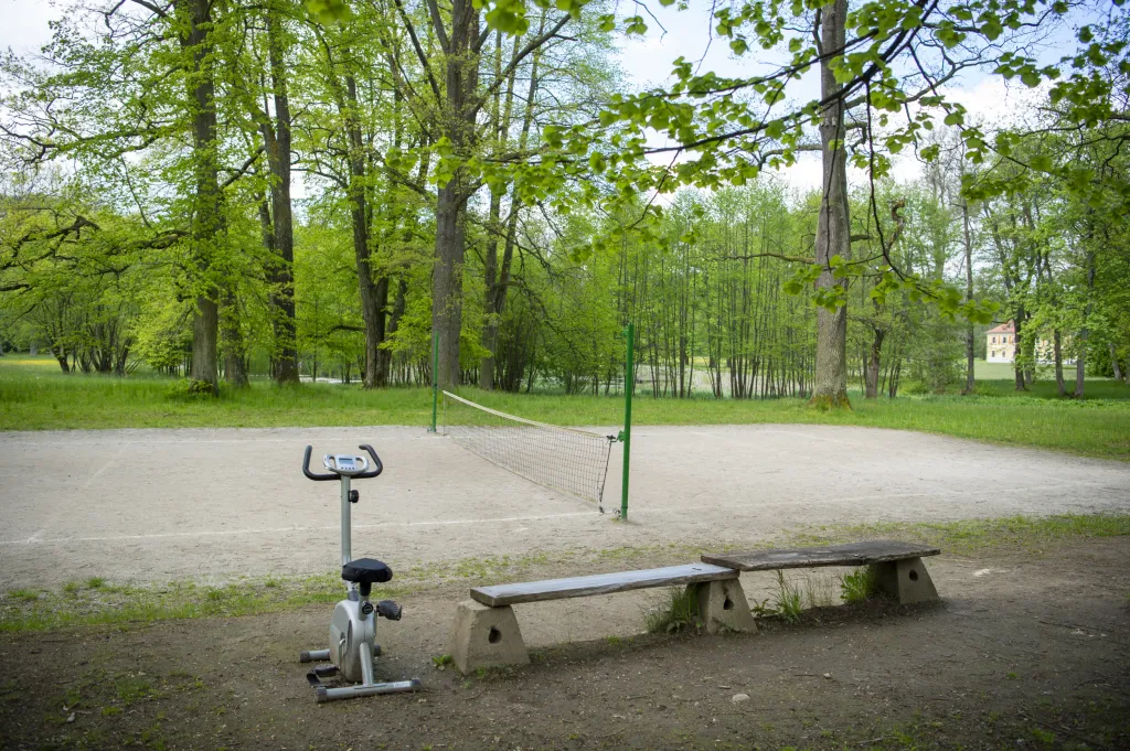 V současnosti se terapeuté zaměřují na závislosti na alkoholu, drogách a na problematiku patologického gamblerství. Zájem o terapii je vysoký, z čehož vyplývá obsazenost léčebny. Ročně se v zařízení vystřídá přibližně devět set osob