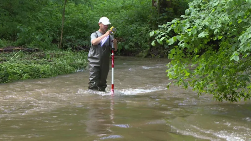 Geodeti vyměřují pozemky pro hráz