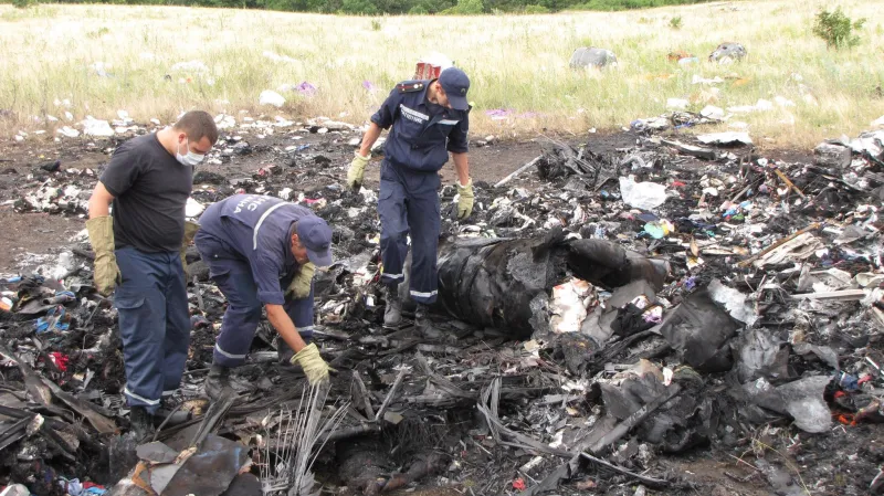 Trosky MH17: Záchranáři, kteří nechtěli být foceni