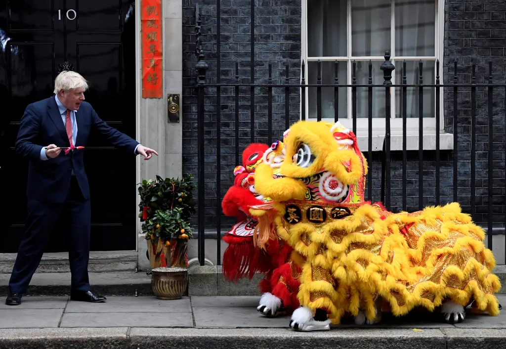 Drak překvapilbritského premiéra Borise Johnsona během oslav čínského nového roku na Downing street v Londýně