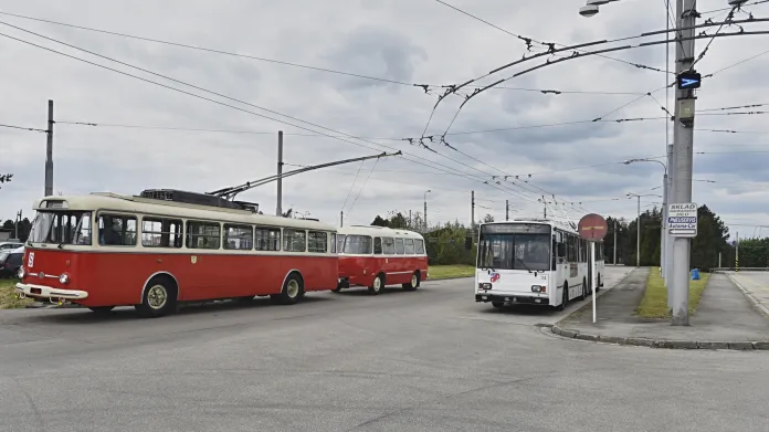Setkání trolejbusů 9Tr a 15Tr při výroční jízdě v Českých Budějovicích upomíná na dvě etapy. Starší vůz ve městě jezdil v závěru druhého období provozu trolejbusů, novější zahajoval po dvacetileté přestávce třetí období.
