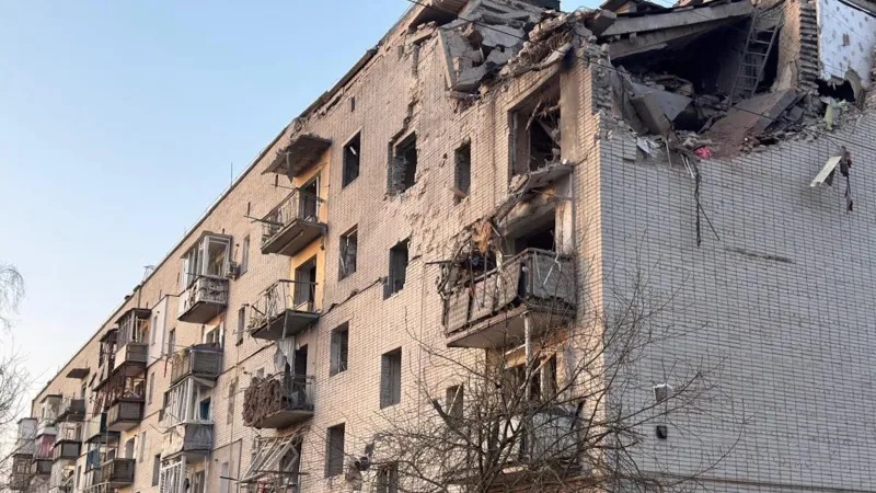 Dům v Šostce v Sumské oblasti zasažený ruskou leteckou pumou (3. dubna 2026)