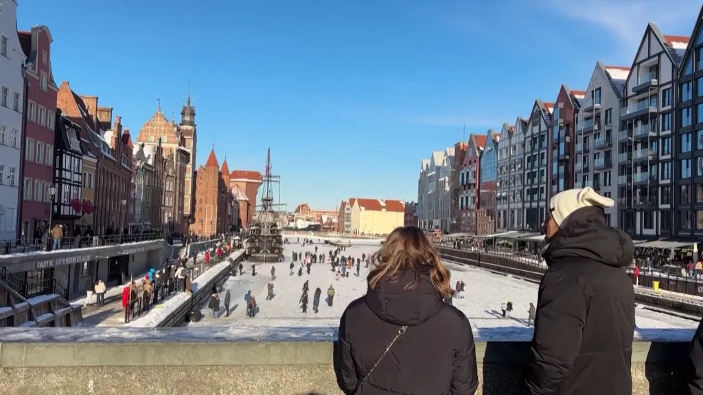 Lidé si užívají na zamrzlé řece Motławě v Gdaňsku