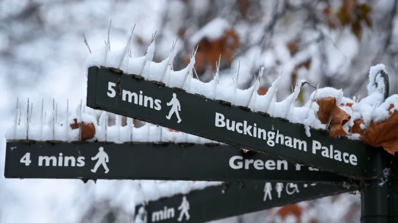 Se sněžením a mrazivým počasím se potýká i Londýn