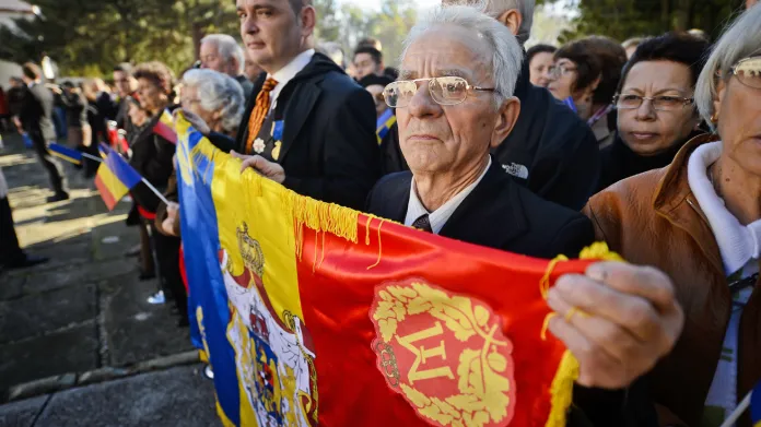 Stovky Rumunů přišly pozdravit 92letého bývalého krále Michala