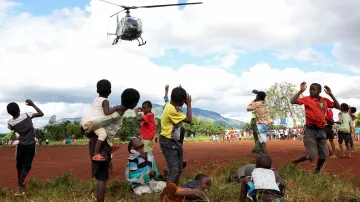 Vrtulník přiváží lékařskou a humanitární pomoc do postižené oblasti