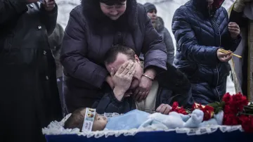 Pohřeb dítěte zabitého při bojích v Doněcku
