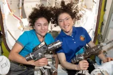 Dvojice astronautek vyměnila baterie na kosmické stanici