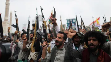 Protestující, převážně stoupenci hútíů, demonstrují na podporu Palestinců v Gaze v jemenském Saná (15. srpna 2025)