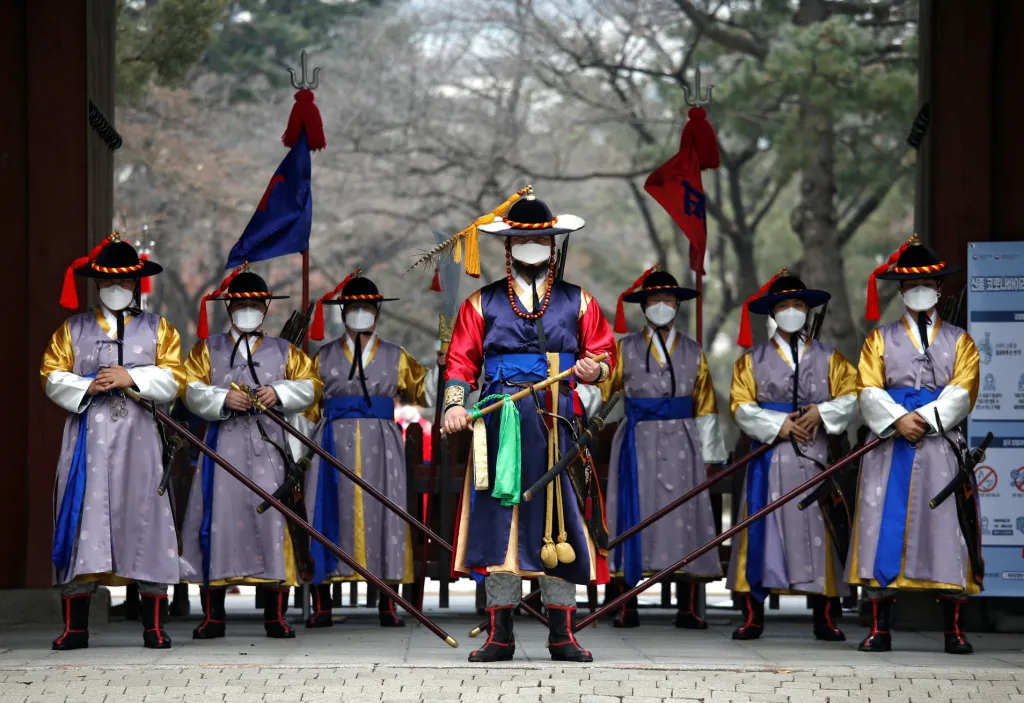 Čestná císařská garda Jižní Koreje začala nosit roušky z obav před koronavirem
