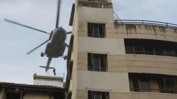 Vrtulník nad židovským centrem v Bombaji