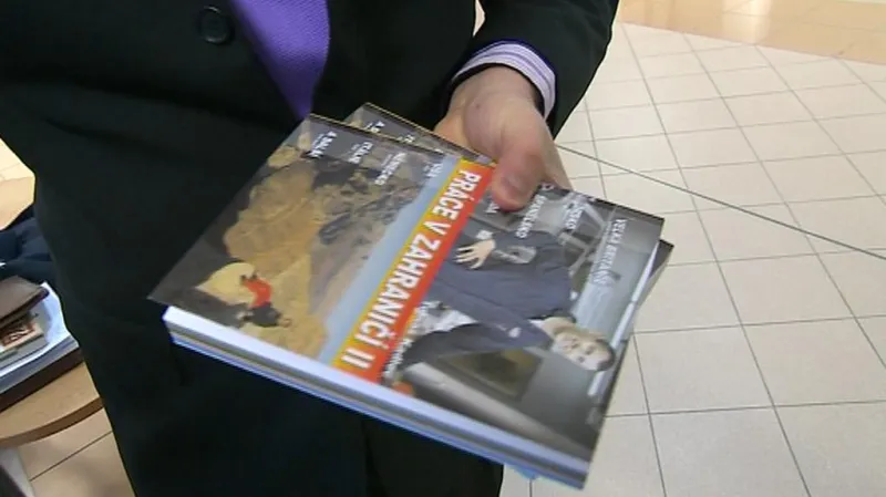 Tomáš Kadlec  s brožurou