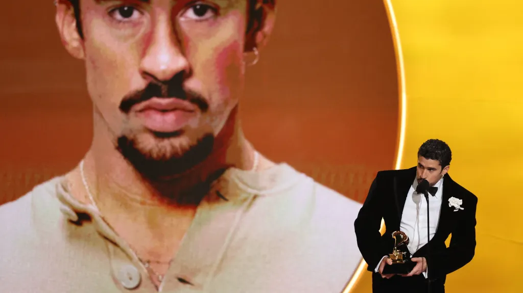 Bad Bunny přebírá cenu během 68. ročníku udílení cen Grammy