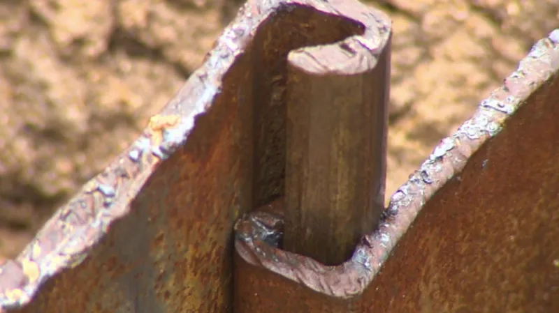 Železné vzpruhy pro zabezpečení hráze