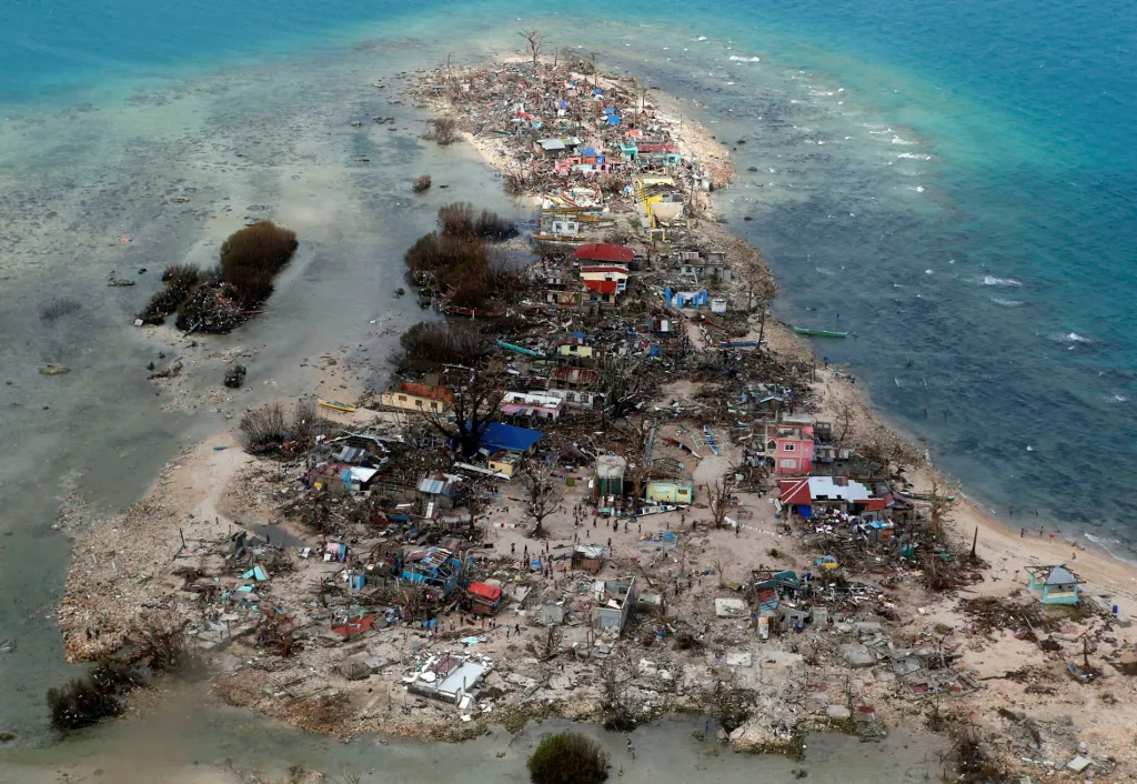 Celkový pohled na pobřežní město zničené supertajfunem Haiyan v provincii Samar na Filipínách, 11. listopadu 2013