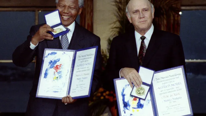 Nelson Mandela a Frederik W. de Klerk přebírají společnou Nobelovu cenu za mír v roce 1993