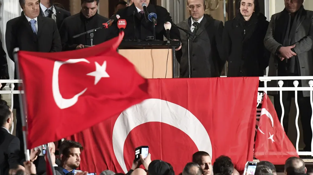 Ministr Cavusoglu na konzulátu v Hamburku