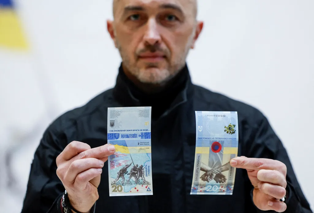 Guvernér ukrajinské Národní banky drží bankovky vydané k prvnímu výročí
