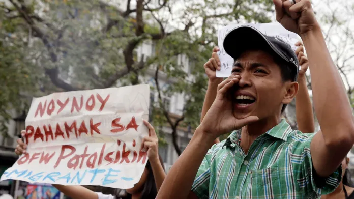 Kvůli únosům Filipínců v zahraničí proběhla v Manile demonstrace, její účastníci vyzvali prezidenta Benigna Aquina III k odstoupení
