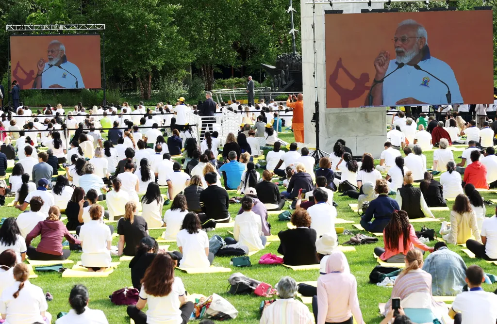 Indický premiér Naréndra Módí se v sídle OSN v New Yorku zúčastnil slavnosti k Mezinárodnímu dni jógy. Zahájil tím třídenní státní návštěvu Spojených států
