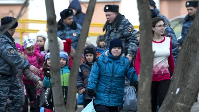 Ruští policisté evakuují moskevskou školu