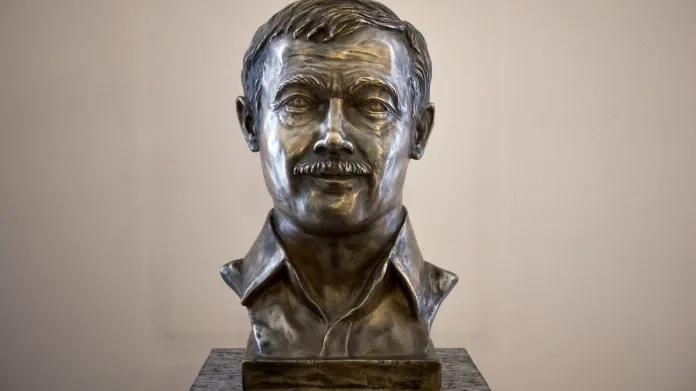 Busta Karla Kryla v Poslanecké sněmovně