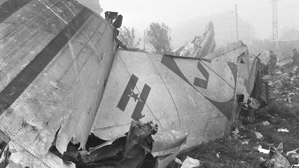 Trosky jugoslávského letadla v Praze-Suchdole, snímek z 31. října 1975