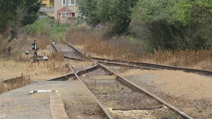 Železniční trať v Litni