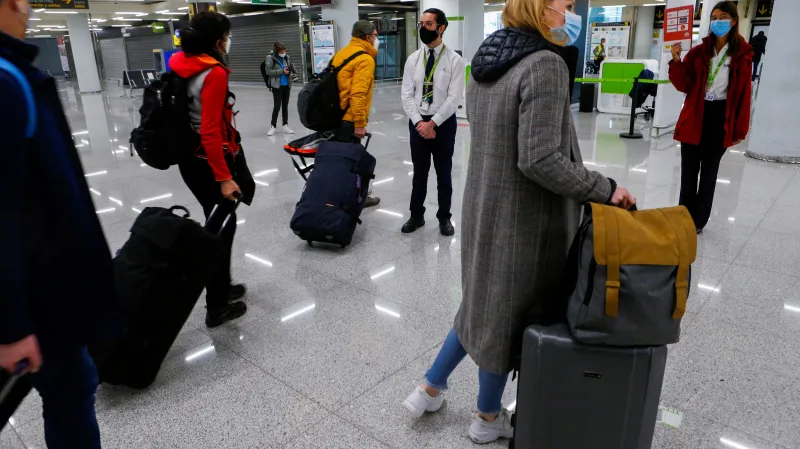 Němečtí turisté na letišti v Palma de Mallorca