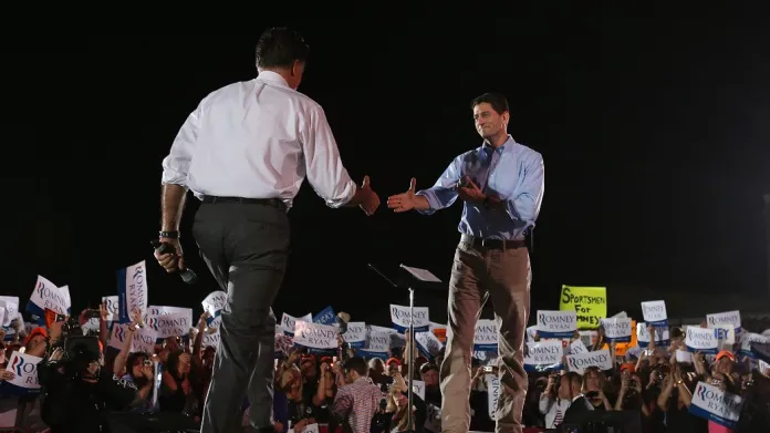 Miit Romney a kandidát na viceprezidenta Paul Ryan na prezidentské kampani ve Virginii