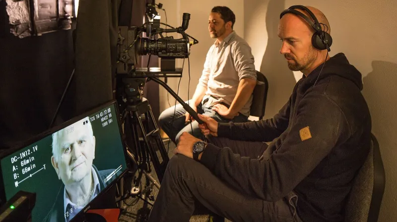 Dokumentaristé společnosti Post Bellum při natáčení pamětníků metodou Eye Direct