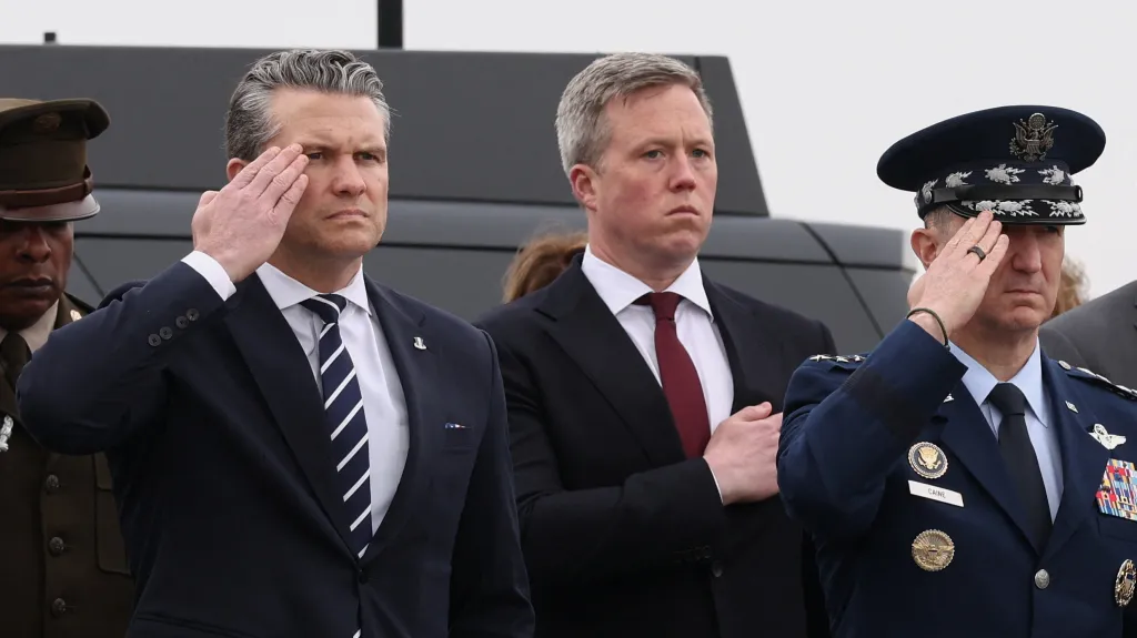 Dan Driscoll (na snímku uprostřed) s ministrem obrany USA Petem Hegsethem (vlevo)
