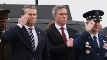 Dan Driscoll (na snímku uprostřed) s ministrem obrany USA Petem Hegsethem (vlevo)