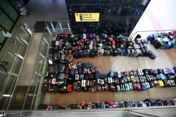 Chaos na letištích pokračuje. Chybějí stovky tisíc pracovníků, mnoho spojů má problémy