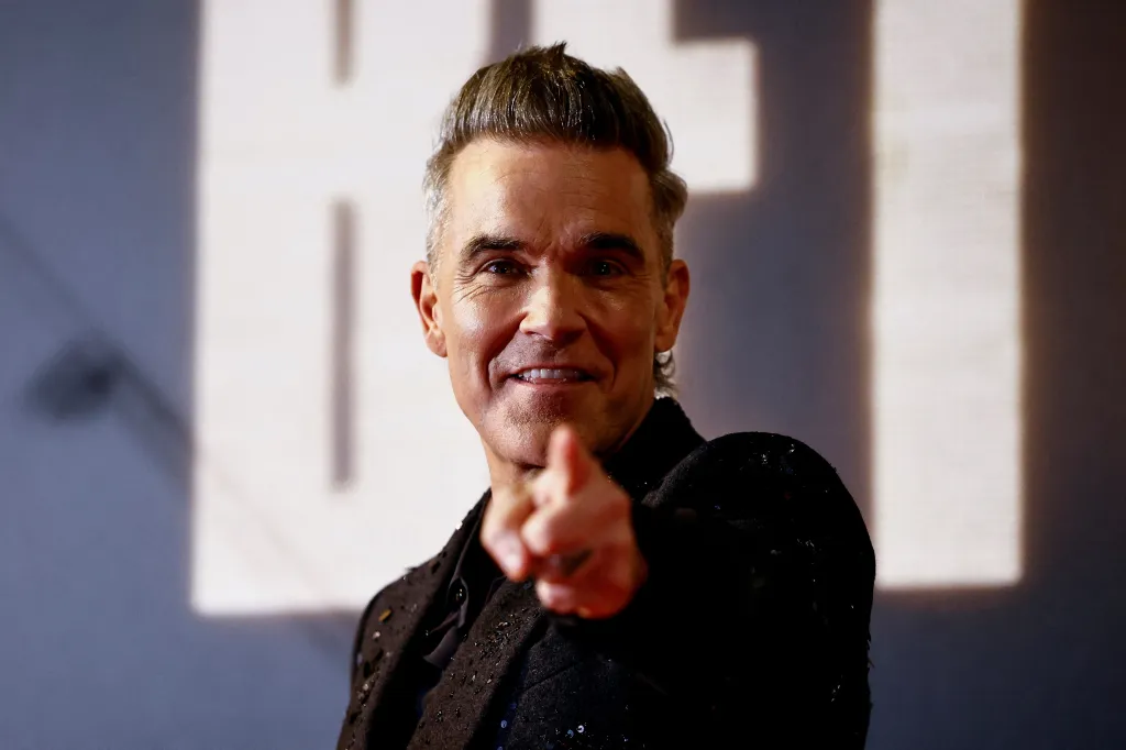 „Toto turné bude mé nejodvážnější,“ přislíbil Robbie Williams o šňůře, která 7. září povede i přes Česko. Zpěvák, jenž se už dávno vymanil ze škatulky boy bandu Take That, naznačil, že do programu zařadil i písně z životopisného filmu Better Man. V českých kinech se snímek promítá od letošních Vánoc