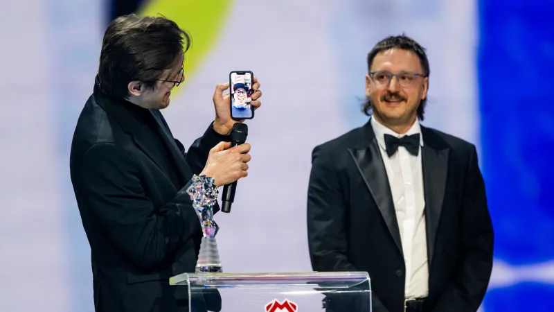 Nejlepší scénář: Dužan Duong (ve spojení přes mobil), Jan Smutný a Lukáš Kokeš (vlevo) za film Letní škola, 2001