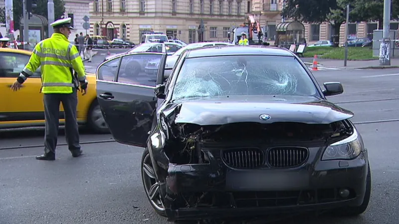 Auto po tragické nehodě na autobusové zastávce na Smíchově