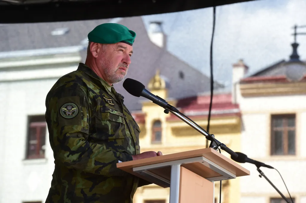 Ceremoniálu se kromě osmi desítek vojáků zúčastnil také generál Kopecký