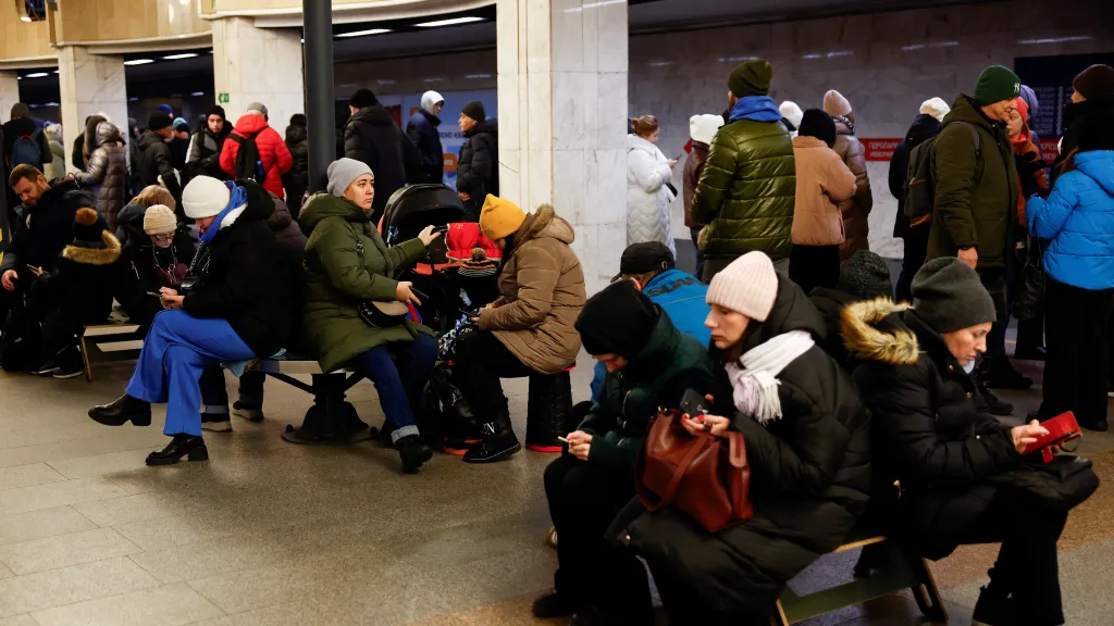 Lidé se schovávají v kyjevském metru během ruského útoku 28. listopadu 2024