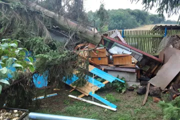 Hasiči měli kvůli bouřkám stovky výjezdů. Na Olomoucku i Mělnicku po zásahu bleskem hořelo