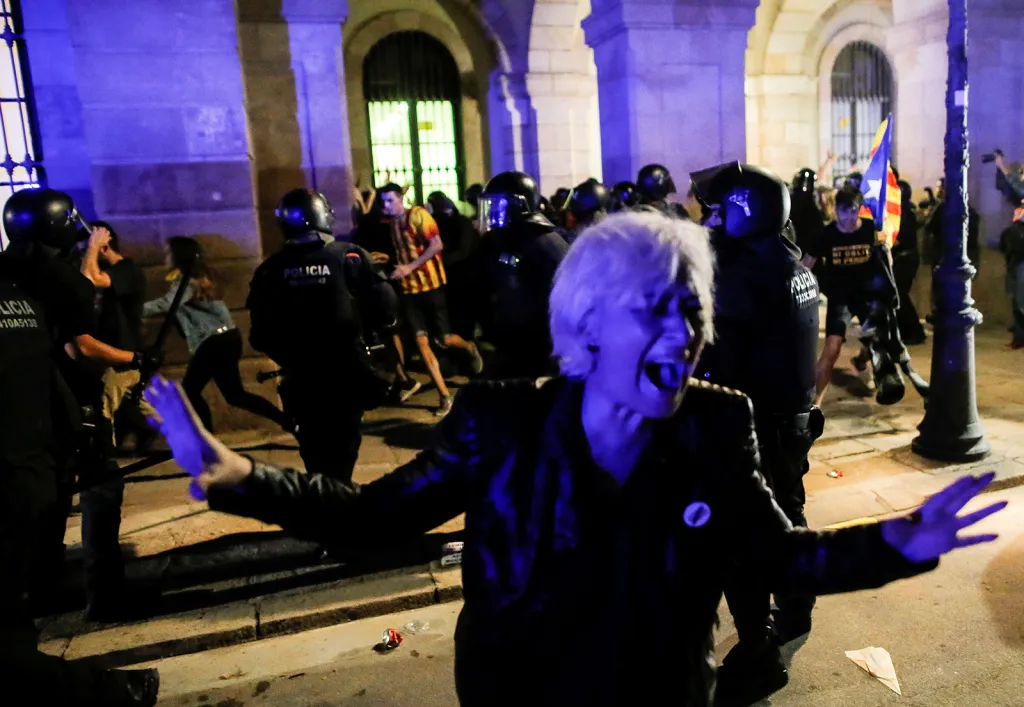 Potyčky protestujících a zásahy policie při demonstracích před katalánským parlamentem u příležitosti prvního výročí zamítnutého referenda o nezávislosti země