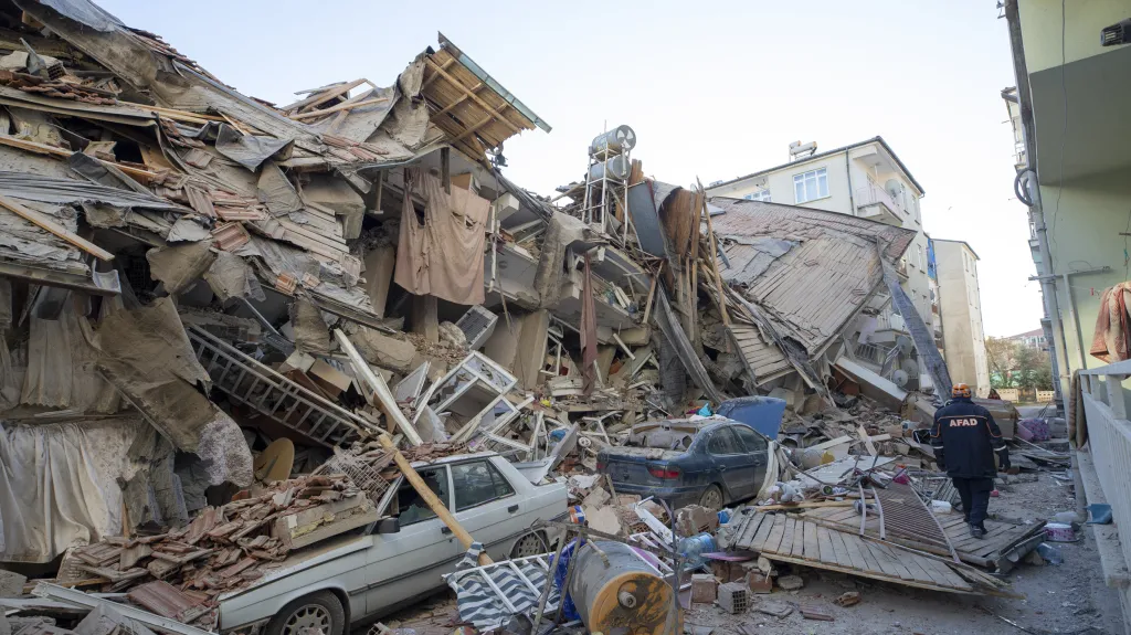 Ilustrační foto zachycuje zřícené budovy po lednovém zemětřesení v turecké provincii Elazig