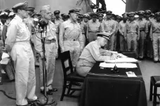Historie obrazem: Na palubě lodi Missouri před 75 lety definitivně skončila druhá světová válka