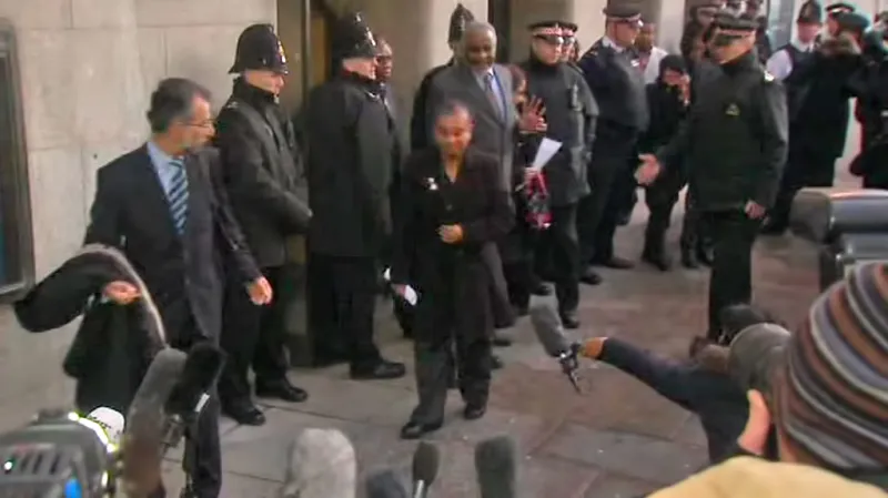 Matka Stephena Lawrence přichází k soudu