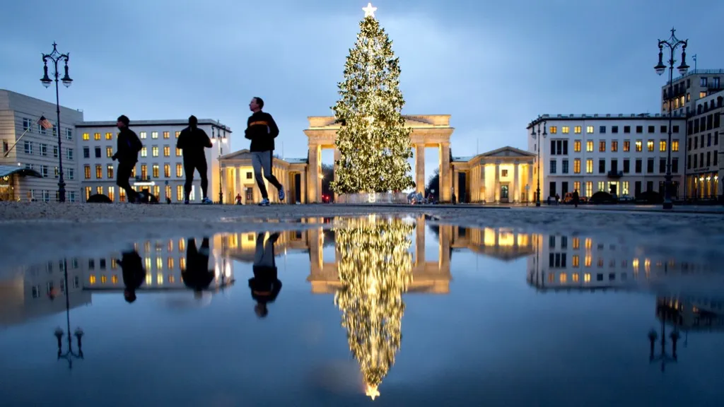 Města se pyšní vánočními stromy