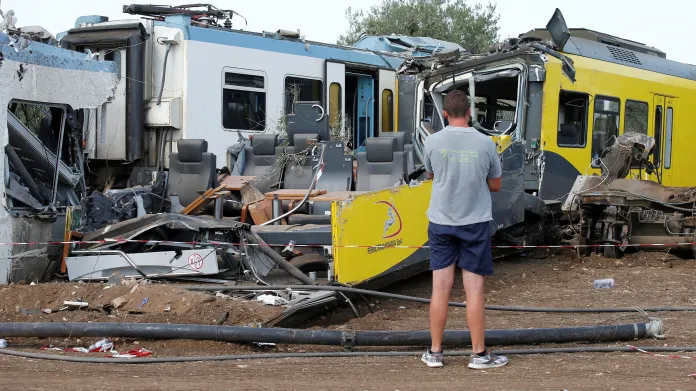 Následky srážky vlaků v jižní Itálii