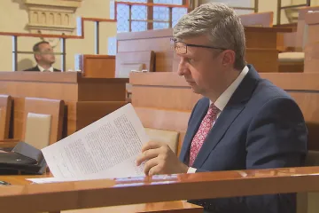 Noví ministři mají za sebou senátní křest ohněm a seznamování s úřady