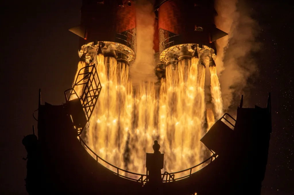 Detailní pohled na zplodiny hoření nabízí fotografie, která zaznamenala start ruské rakety Sojuz k Mezinárodní kosmické stanici. Do vesmíru vynesla loď Progress MS-16, na jejíž palubě jsou zásoby a vybavení nutné k chodu vesmírné stanice