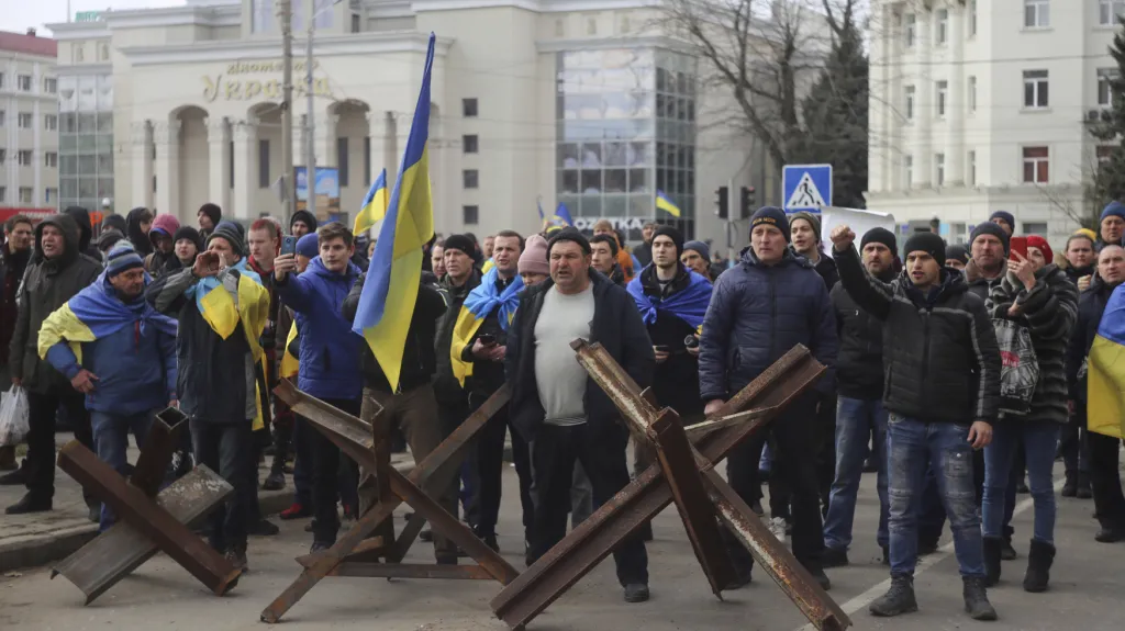 Demonstrace proti ruské okupaci v Chersonu na začátku března 2022