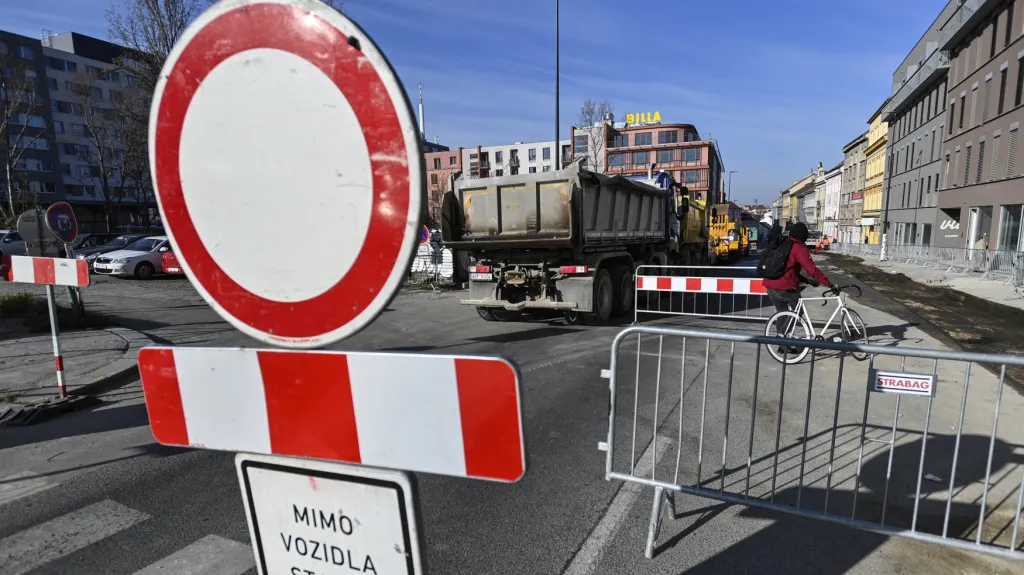 Uzavřená Koněvova ulice v Praze 3
